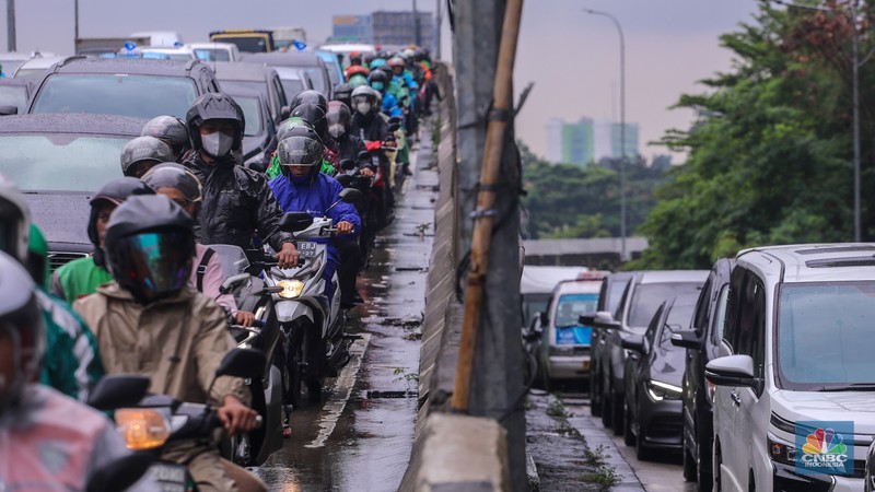 Kendaraan melintas di ruas Jalan TB Simatupang, Jakarta, Senin (29/1/2024). Ruas Jalan TB Simatupang mengalami kemacetan akibat diguyur hujan. (CNBC Indonesia/Faisal Rahman)