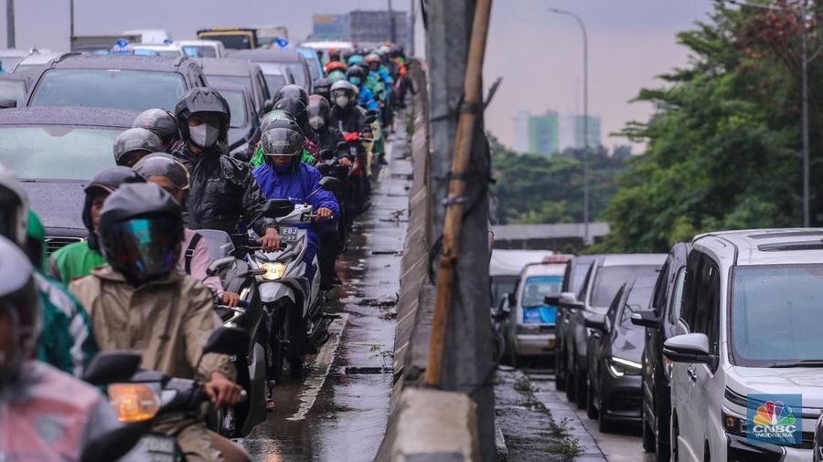 Kendaraan melintas di ruas Jalan TB Simatupang, Jakarta, Senin (29/1/2024). Ruas Jalan TB Simatupang mengalami kemacetan akibat diguyur hujan. (CNBC Indonesia/Faisal Rahman)