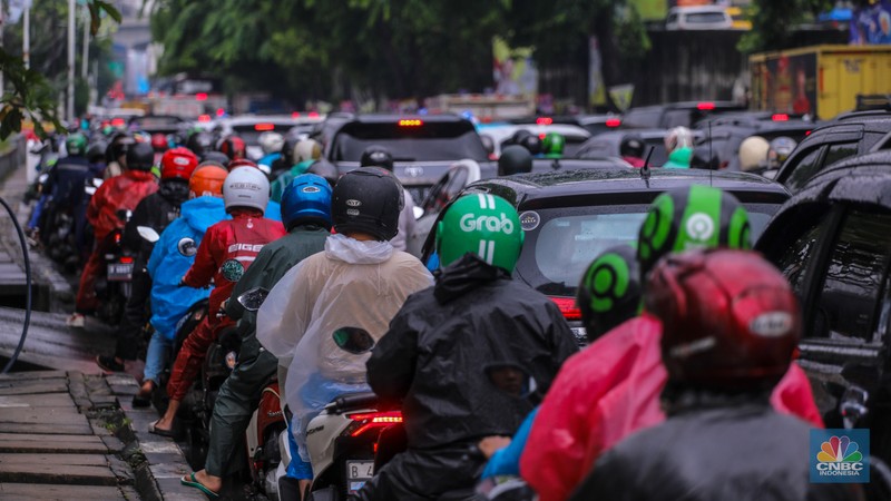 Kendaraan melintas di ruas Jalan TB Simatupang, Jakarta, Senin (29/1/2024). Ruas Jalan TB Simatupang mengalami kemacetan akibat diguyur hujan. (CNBC Indonesia/Faisal Rahman) Kendaraan melintas di ruas Jalan TB Simatupang, Jakarta, Senin (29/1/2024). Ruas Jalan TB Simatupang mengalami kemacetan akibat diguyur hujan. (CNBC Indonesia/Faisal Rahman)