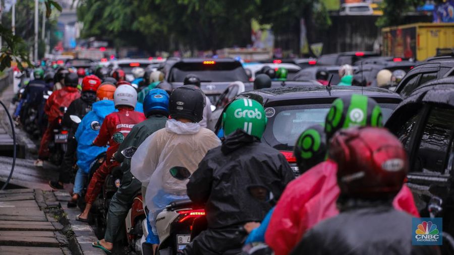Kendaraan melintas di ruas Jalan TB Simatupang, Jakarta, Senin (29/1/2024). Ruas Jalan TB Simatupang mengalami kemacetan akibat diguyur hujan. (CNBC Indonesia/Faisal Rahman)