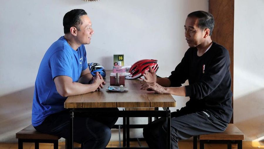 Ketua Umum Partai Demokrat Agus Harimurti Yudhoyono (AHY) dan Presiden Joko Widodo (Jokowi) di Kota Yogyakarta, Minggu (28/1/2024). (Dok: Partai Demokrat)