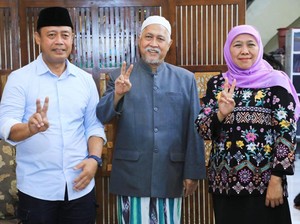 Khofifah dan Pengasuh Sidogiri Salam Dua Jari Dukung Prabowo-Gibran