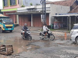 Awas! Jalan Kudus-Purwodadi Rusak Bak Kubangan Bikin Pemotor Celaka