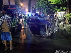 Mobil Terbalik dan Terbakar di Depan Solo Safari