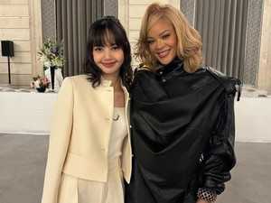 Lisa BLACKPINK Foto Bareng Rihanna, Ngomongin Collab Nggak Ya?