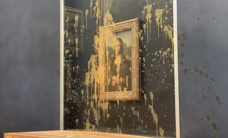 Lukisan Mona Lisa jadi sasaran para pengunjuk rasa melemparkan sup ke arah lukisan yang dilindungi kaca di Paris.  (AP Photo/Clement Lanot)