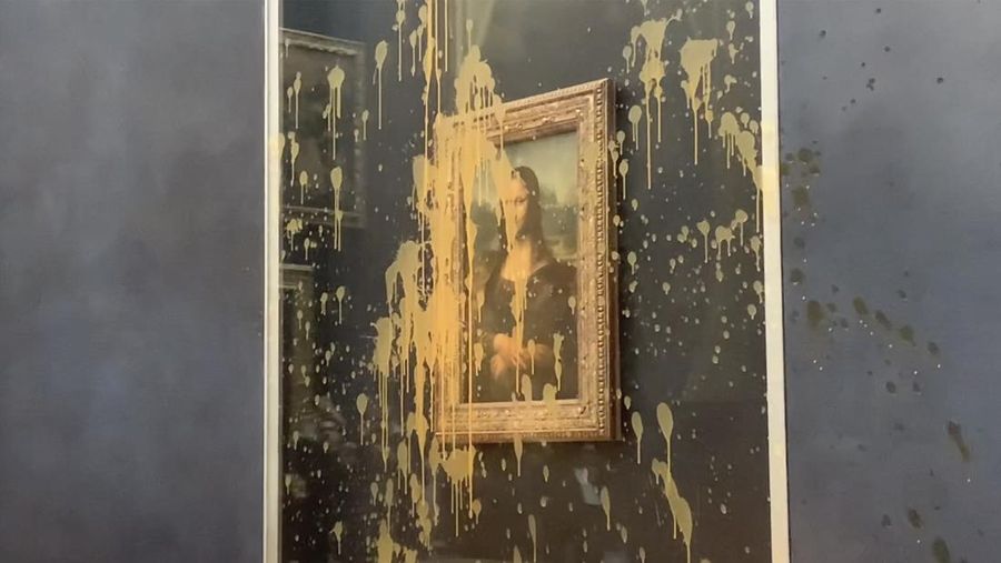 Lukisan Mona Lisa jadi sasaran para pengunjuk rasa melemparkan sup ke arah lukisan yang dilindungi kaca di Paris.  (AP Photo/Clement Lanot)