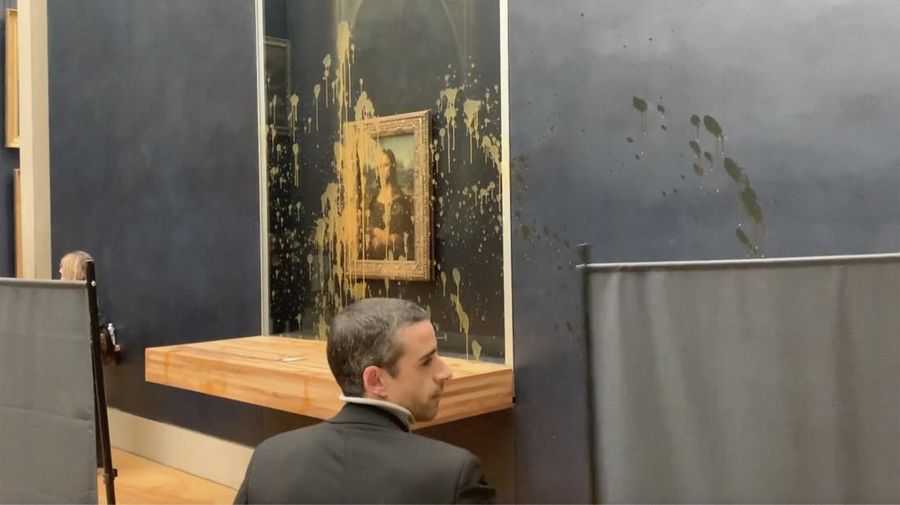 Lukisan Mona Lisa jadi sasaran para pengunjuk rasa melemparkan sup ke arah lukisan yang dilindungi kaca di Paris.  (AP Photo/Clement Lanot)