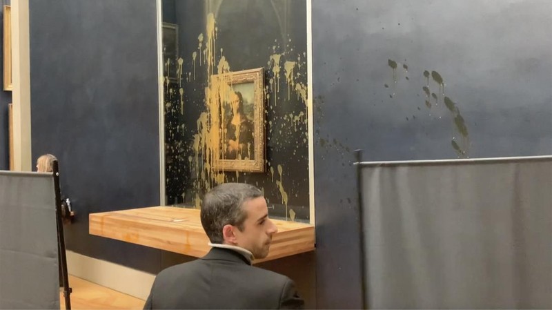 Lukisan Mona Lisa jadi sasaran para pengunjuk rasa melemparkan sup ke arah lukisan yang dilindungi kaca di Paris.  (AP Photo/Clement Lanot)