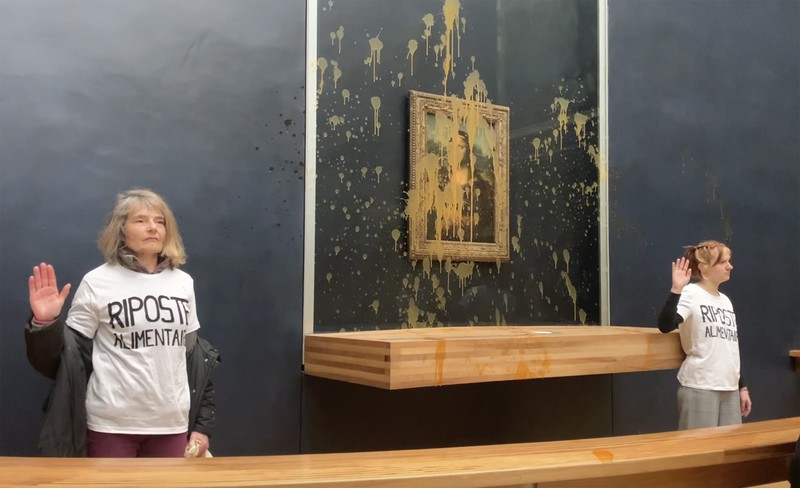 Lukisan Mona Lisa jadi sasaran para pengunjuk rasa melemparkan sup ke arah lukisan yang dilindungi kaca di Paris.  (AP Photo/Clement Lanot)
