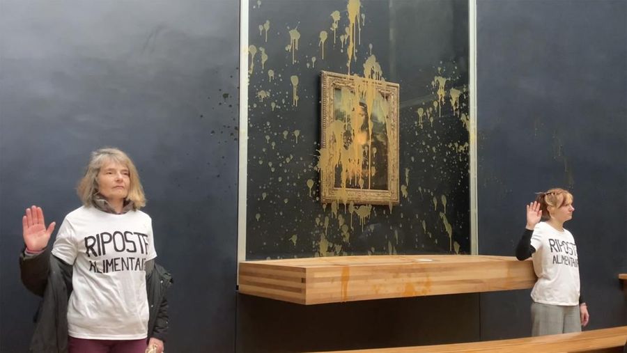 Lukisan Mona Lisa jadi sasaran para pengunjuk rasa melemparkan sup ke arah lukisan yang dilindungi kaca di Paris.  (AP Photo/Clement Lanot)