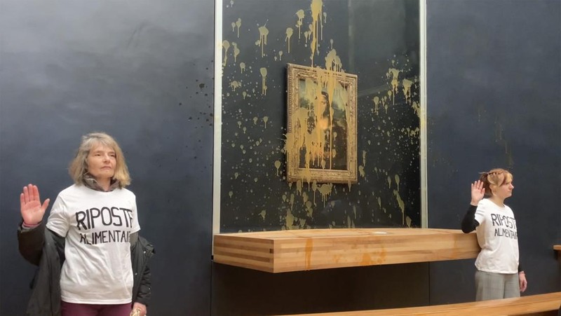 Lukisan Mona Lisa jadi sasaran para pengunjuk rasa melemparkan sup ke arah lukisan yang dilindungi kaca di Paris.  (AP Photo/Clement Lanot)