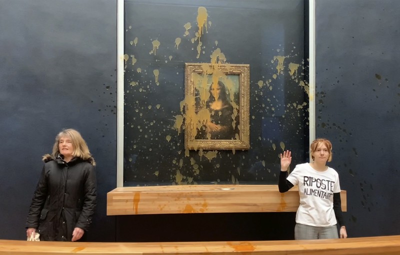 Lukisan Mona Lisa jadi sasaran para pengunjuk rasa melemparkan sup ke arah lukisan yang dilindungi kaca di Paris.  (AP Photo/Clement Lanot)