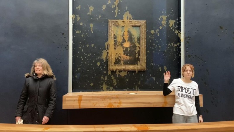 Lukisan Mona Lisa jadi sasaran para pengunjuk rasa melemparkan sup ke arah lukisan yang dilindungi kaca di Paris.  (AP Photo/Clement Lanot)