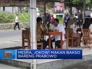Video: Momen Jokowi Makan Bakso Bareng Prabowo