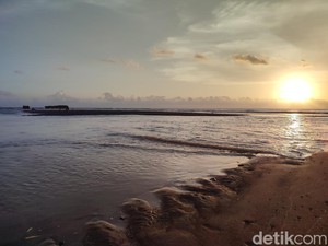 Jangan Berenang di Pantai Nyanyi, Cukup Nikmati Indahnya Sunset