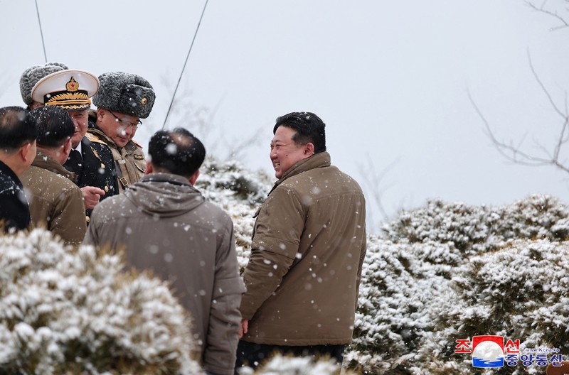 Pemimpin Kim Jong Un mengawasi uji coba rudal Pemimpin Kim Jong Un mengawasi uji coba rudal