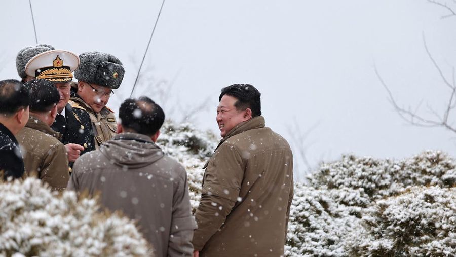 Pemimpin Kim Jong Un mengawasi uji coba rudal 