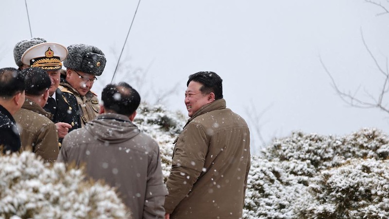 Pemimpin Kim Jong Un mengawasi uji coba rudal 