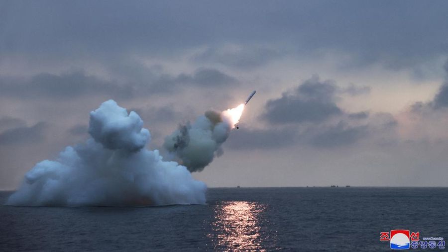 Pemimpin Kim Jong Un mengawasi uji coba rudal 