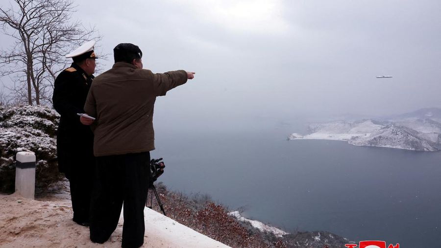 Pemimpin Kim Jong Un mengawasi uji coba rudal 