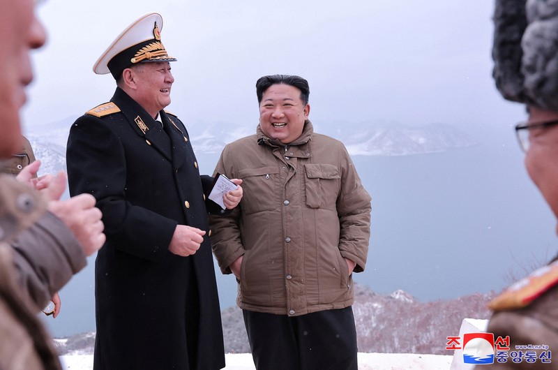 Pemimpin Kim Jong Un mengawasi uji coba rudal Pemimpin Kim Jong Un mengawasi uji coba rudal