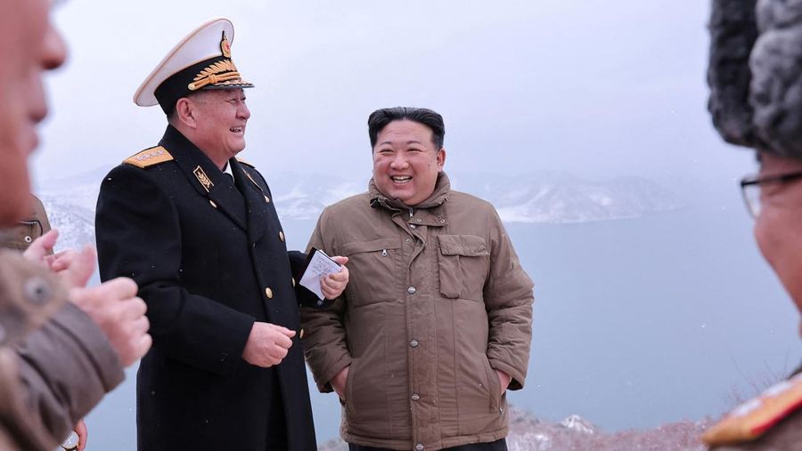 Pemimpin Kim Jong Un mengawasi uji coba rudal 
