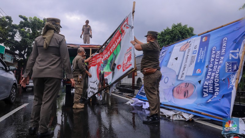Petugas menertibkan Alat Peraga Kampanye (APK) di kawasan Jalan Raya Bogor, Kramat Jati, Jakarta, Senin (29/1/2024). Petugas menertibkan Alat Peraga Kampanye (APK) di kawasan Jalan Raya Bogor, Kramat Jati, Jakarta, Senin (29/1/2024). (CNBC Indonesia/Faisal Rahman)