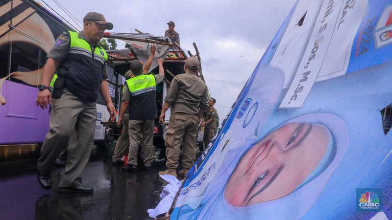 Petugas menertibkan Alat Peraga Kampanye (APK) di kawasan Jalan Raya Bogor, Kramat Jati, Jakarta, Senin (29/1/2024). Petugas menertibkan Alat Peraga Kampanye (APK) di kawasan Jalan Raya Bogor, Kramat Jati, Jakarta, Senin (29/1/2024). (CNBC Indonesia/Faisal Rahman)