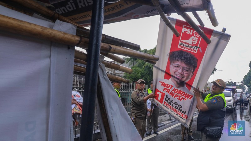 Petugas menertibkan Alat Peraga Kampanye (APK) di kawasan Jalan Raya Bogor, Kramat Jati, Jakarta, Senin (29/1/2024). Petugas menertibkan Alat Peraga Kampanye (APK) di kawasan Jalan Raya Bogor, Kramat Jati, Jakarta, Senin (29/1/2024). (CNBC Indonesia/Faisal Rahman)