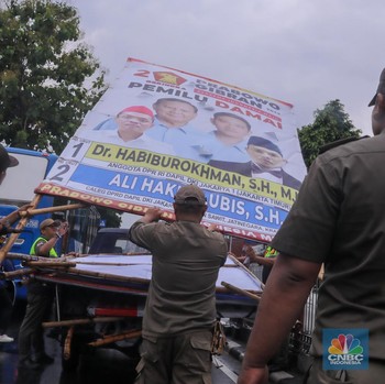 Bikin Kumuh-Bahayakan Pengguna Jalan, Baliho Caleg Ditertibkan Aparat