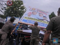 Bikin Kumuh-Bahayakan Pengguna Jalan, Baliho Caleg Ditertibkan Aparat