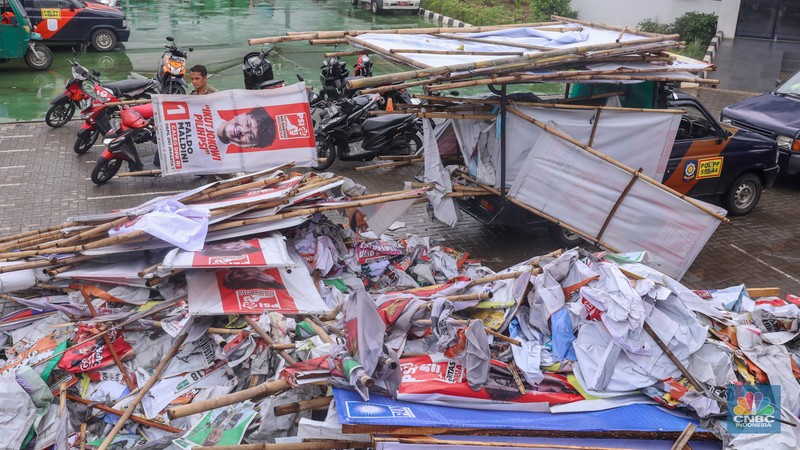 Petugas menertibkan Alat Peraga Kampanye (APK) di kawasan Jalan Raya Bogor, Kramat Jati, Jakarta, Senin (29/1/2024). Petugas menertibkan Alat Peraga Kampanye (APK) di kawasan Jalan Raya Bogor, Kramat Jati, Jakarta, Senin (29/1/2024). (CNBC Indonesia/Faisal Rahman)