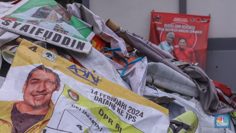 Petugas menertibkan Alat Peraga Kampanye (APK) di kawasan Jalan Raya Bogor, Kramat Jati, Jakarta, Senin (29/1/2024). Petugas menertibkan Alat Peraga Kampanye (APK) di kawasan Jalan Raya Bogor, Kramat Jati, Jakarta, Senin (29/1/2024). (CNBC Indonesia/Faisal Rahman)