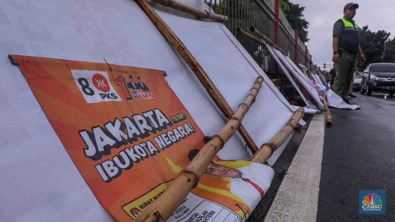 Petugas menertibkan Alat Peraga Kampanye (APK) di kawasan Jalan Raya Bogor, Kramat Jati, Jakarta, Senin (29/1/2024). Petugas menertibkan Alat Peraga Kampanye (APK) di kawasan Jalan Raya Bogor, Kramat Jati, Jakarta, Senin (29/1/2024). (CNBC Indonesia/Faisal Rahman)