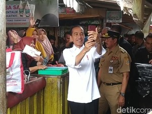 Jokowi Blusukan-Bagi Kaus dan Amplop di Pasar Blabak Magelang