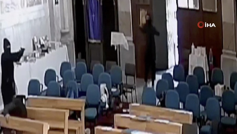 Rekaman CCTV di dalam gereja menunjukkan momen serangan bersenjata terjadi (Dok: via REUTERS/SOCIAL MEDIA) Rekaman CCTV di dalam gereja menunjukkan momen serangan bersenjata terjadi (Dok: via REUTERS/SOCIAL MEDIA)