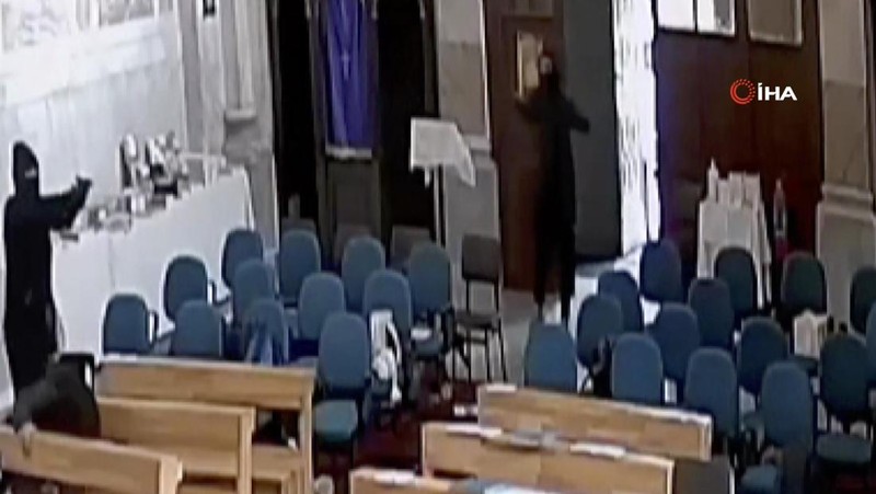 Rekaman CCTV di dalam gereja menunjukkan momen serangan bersenjata terjadi (Dok: via REUTERS/SOCIAL MEDIA)