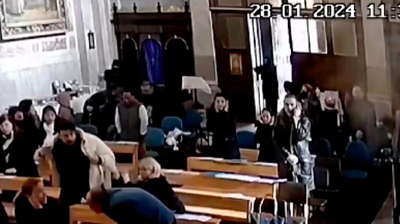 Rekaman CCTV di dalam gereja menunjukkan momen serangan bersenjata terjadi (Dok: via REUTERS/SOCIAL MEDIA) Rekaman CCTV di dalam gereja menunjukkan momen serangan bersenjata terjadi (Dok: via REUTERS/SOCIAL MEDIA)