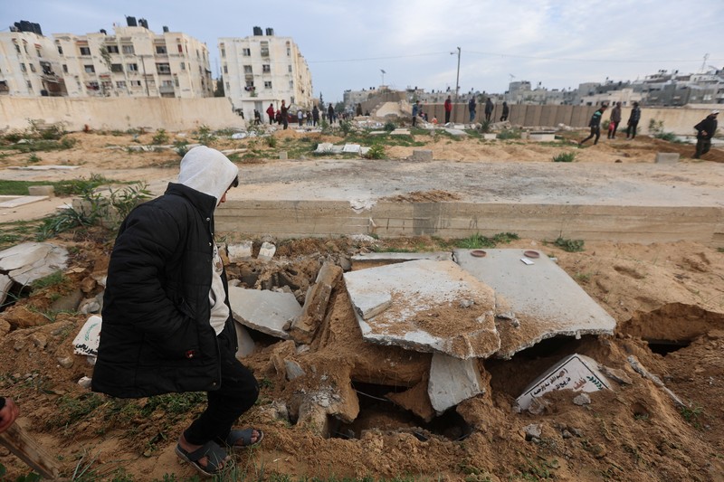 Serangan darat Israel yang merusak 16 kompleks kuburan orang Palestina di Gaza dianggap sebagai tindakan pelanggaran hukum internasional. (REUTERS/Ahmed Zakot) Serangan darat Israel yang merusak 16 kompleks kuburan orang Palestina di Gaza dianggap sebagai tindakan pelanggaran hukum internasional. (REUTERS/Ahmed Zakot)