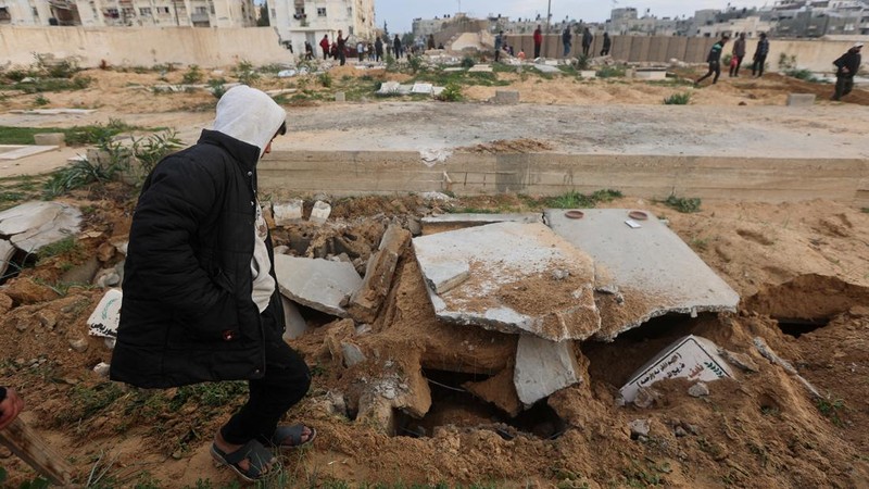 Serangan darat Israel yang merusak 16 kompleks kuburan orang Palestina di Gaza dianggap sebagai tindakan pelanggaran hukum internasional. (REUTERS/Ahmed Zakot)