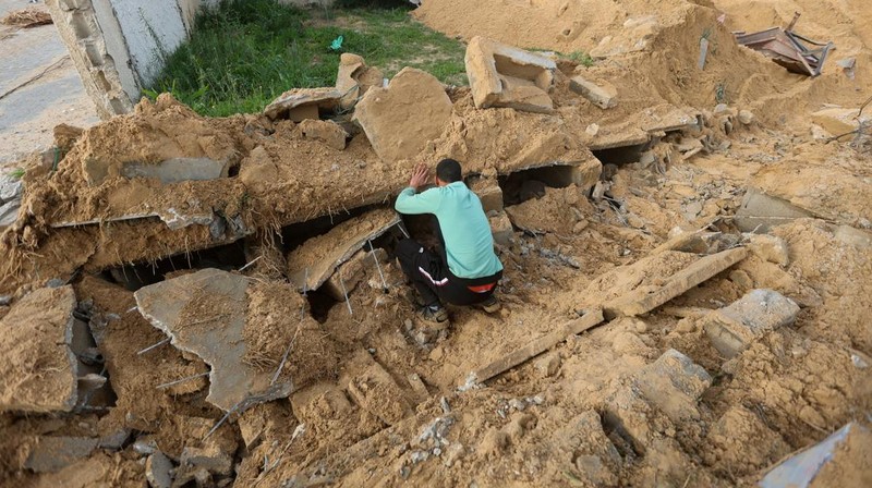 Serangan darat Israel yang merusak 16 kompleks kuburan orang Palestina di Gaza dianggap sebagai tindakan pelanggaran hukum internasional. (REUTERS/Ahmed Zakot)