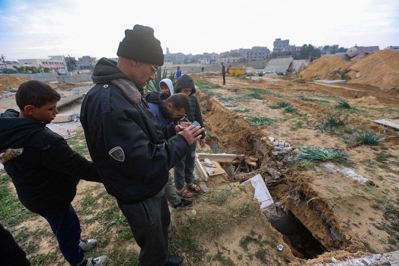 Serangan darat Israel yang merusak 16 kompleks kuburan orang Palestina di Gaza dianggap sebagai tindakan pelanggaran hukum internasional. (REUTERS/Ahmed Zakot)