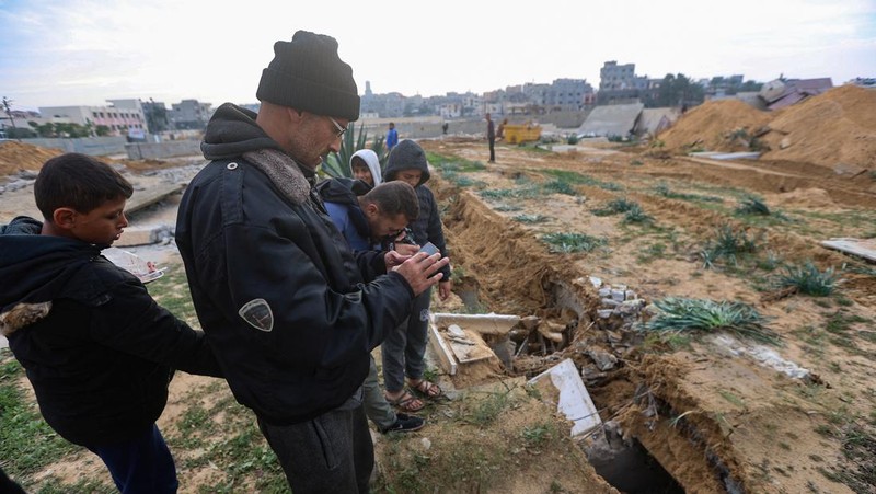 Serangan darat Israel yang merusak 16 kompleks kuburan orang Palestina di Gaza dianggap sebagai tindakan pelanggaran hukum internasional. (REUTERS/Ahmed Zakot)