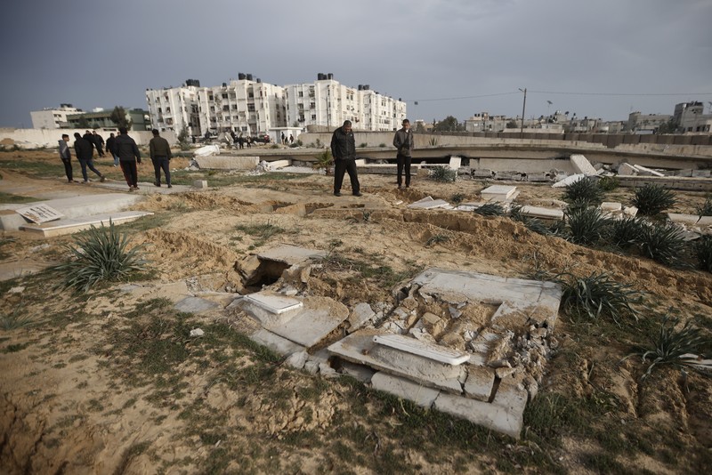 Serangan darat Israel yang merusak 16 kompleks kuburan orang Palestina di Gaza dianggap sebagai tindakan pelanggaran hukum internasional. (REUTERS/Ahmed Zakot) Serangan darat Israel yang merusak 16 kompleks kuburan orang Palestina di Gaza dianggap sebagai tindakan pelanggaran hukum internasional. (REUTERS/Ahmed Zakot)