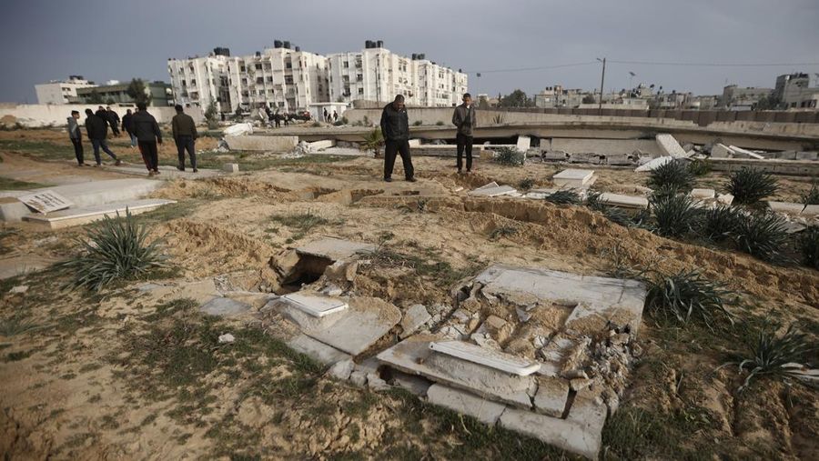 Serangan darat Israel yang merusak 16 kompleks kuburan orang Palestina di Gaza dianggap sebagai tindakan pelanggaran hukum internasional. (REUTERS/Ahmed Zakot)