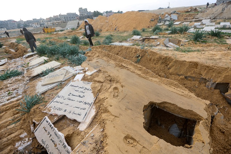 Serangan darat Israel yang merusak 16 kompleks kuburan orang Palestina di Gaza dianggap sebagai tindakan pelanggaran hukum internasional. (REUTERS/Ahmed Zakot) Serangan darat Israel yang merusak 16 kompleks kuburan orang Palestina di Gaza dianggap sebagai tindakan pelanggaran hukum internasional. (REUTERS/Ahmed Zakot)