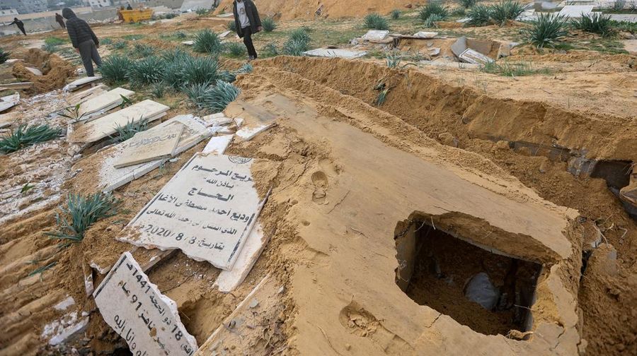 Serangan darat Israel yang merusak 16 kompleks kuburan orang Palestina di Gaza dianggap sebagai tindakan pelanggaran hukum internasional. (REUTERS/Ahmed Zakot)