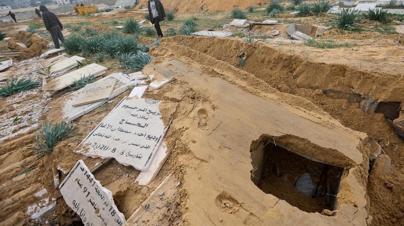 Serangan darat Israel yang merusak 16 kompleks kuburan orang Palestina di Gaza dianggap sebagai tindakan pelanggaran hukum internasional. (REUTERS/Ahmed Zakot)