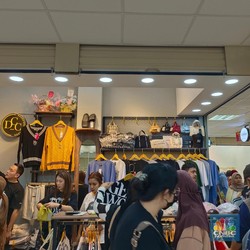 Cerita Warga Pilih Belanja di Little Bangkok, Ternyata Ini Alasannya